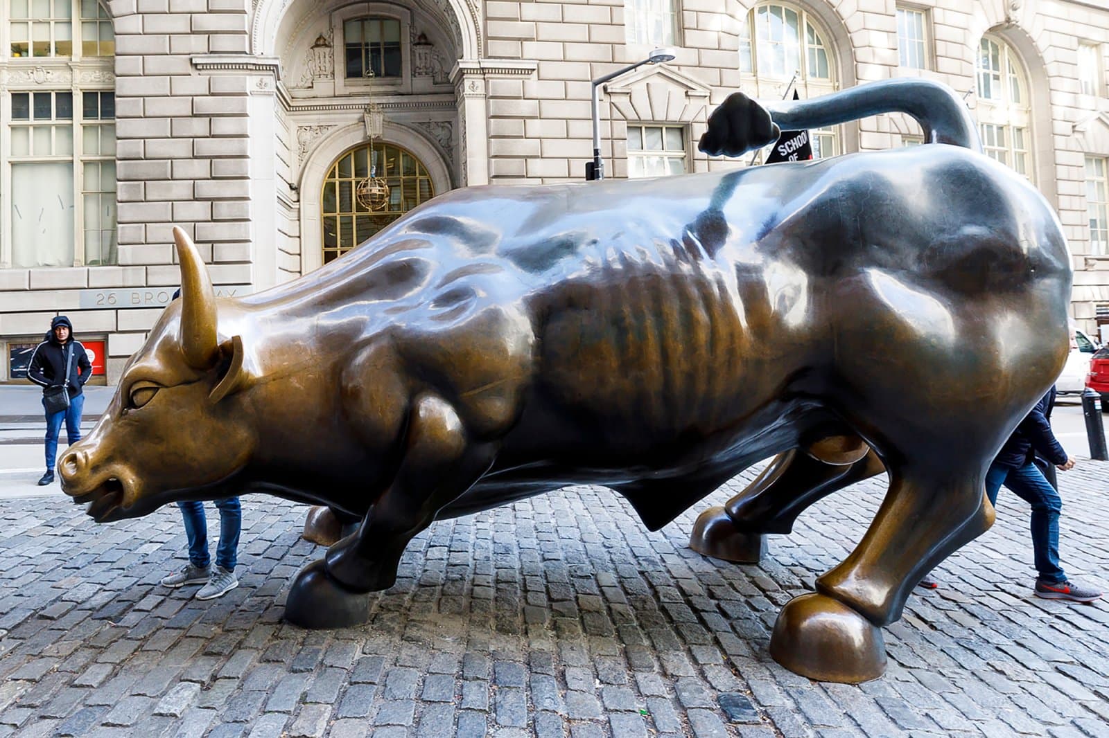 Charging Bull bronze sculpture showing the grand statue and Bowling Green context